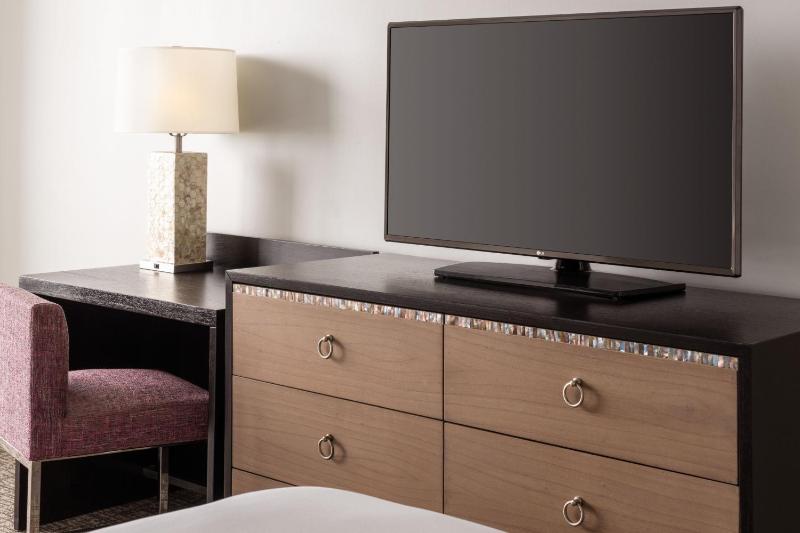 Guest room, 1 Queen, City view image 4