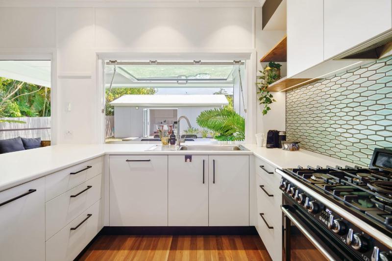 Moffat Beach Entertainer with Kids Retreat - 150m to the beach! - image 14