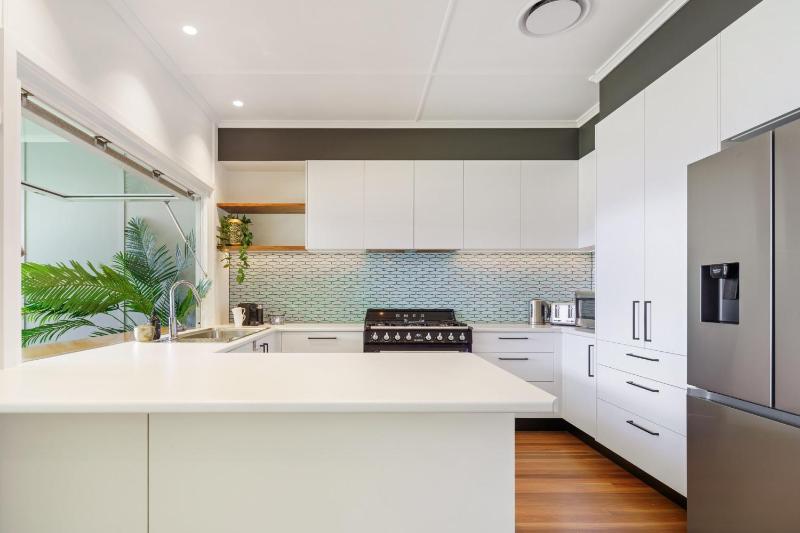 Moffat Beach Entertainer with Kids Retreat - 150m to the beach! - image 7