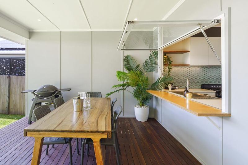 Moffat Beach Entertainer with Kids Retreat - 150m to the beach! - image 31