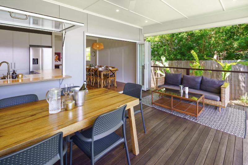 Moffat Beach Entertainer with Kids Retreat - 150m to the beach! - image 1