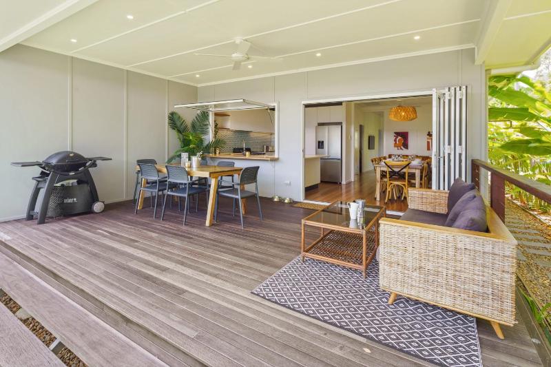 Moffat Beach Entertainer with Kids Retreat - 150m to the beach! - image 40