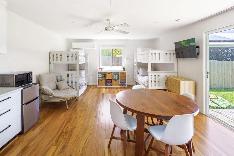 Moffat Beach Entertainer with Kids Retreat - 150m to the beach! - image 39