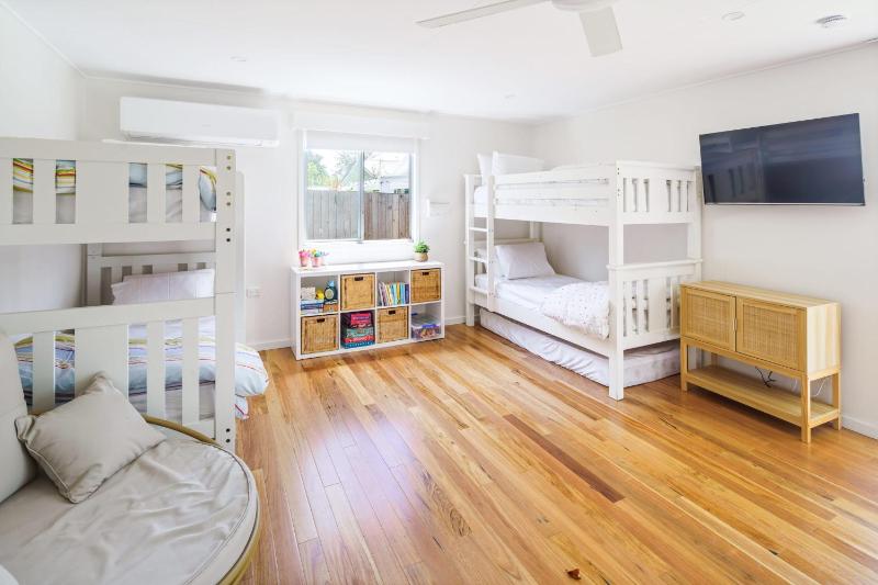 Moffat Beach Entertainer with Kids Retreat - 150m to the beach! - image 13