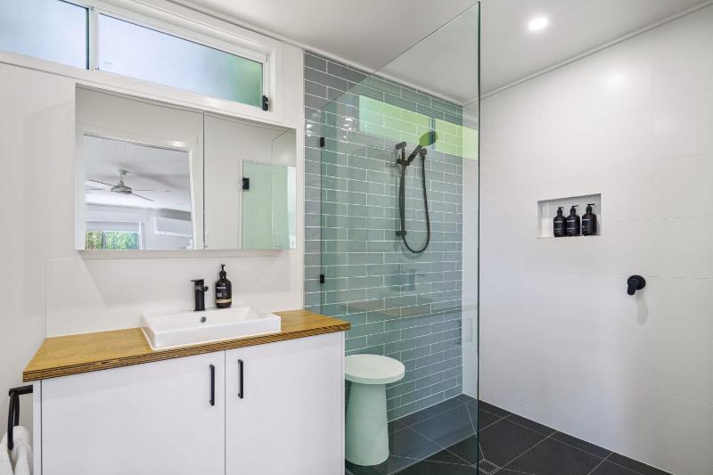 Moffat Beach Entertainer with Kids Retreat - 150m to the beach! - image 45