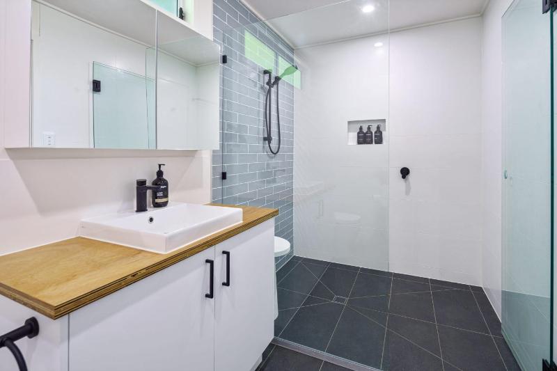 Moffat Beach Entertainer with Kids Retreat - 150m to the beach! - image 12