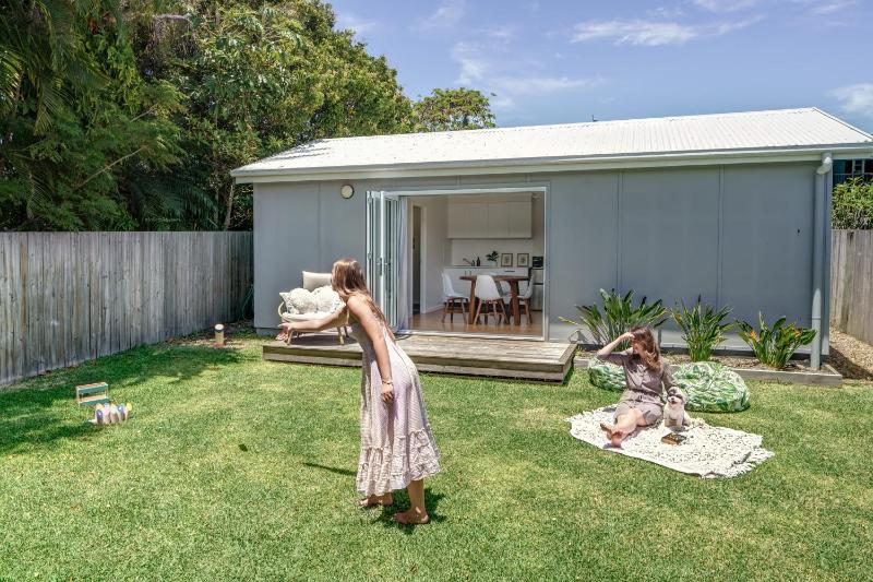 Moffat Beach Entertainer with Kids Retreat - 150m to the beach! - image 11