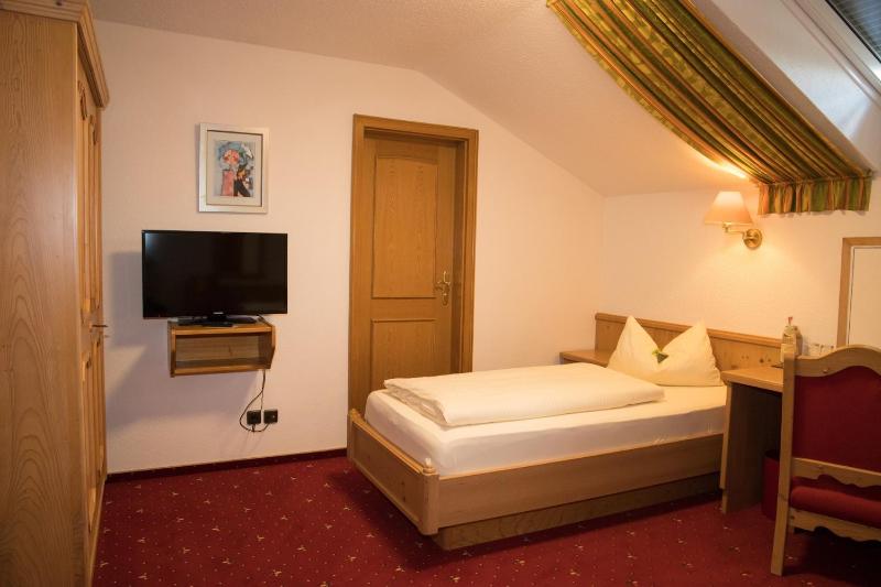 Double or Twin Room image 4