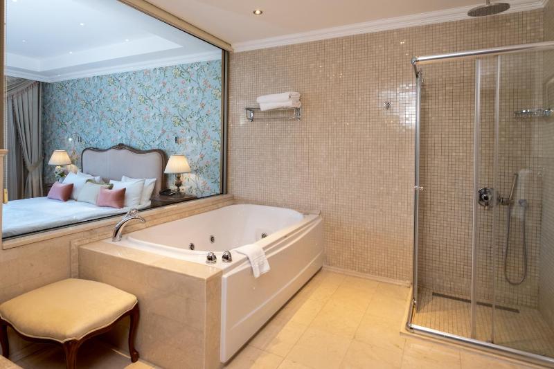 Suite with Sea View image 3