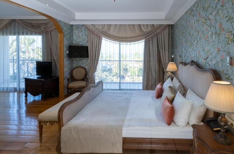 Suite with Sea View image 4