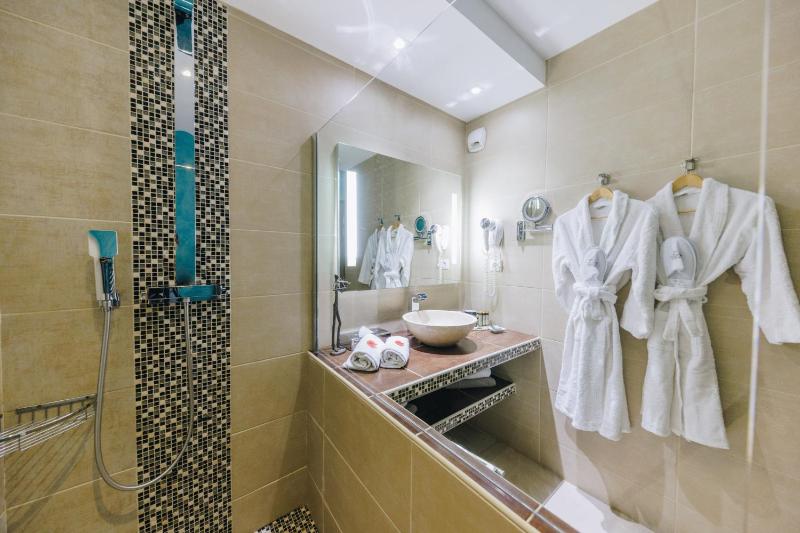 Superior Double Room with Sea View and Balcony image 4