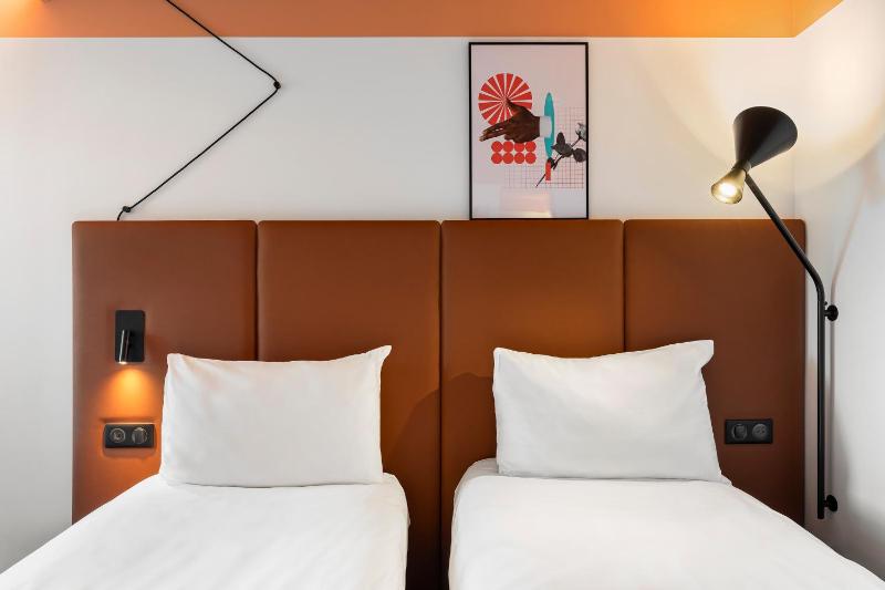 Standard Twin Room image 4