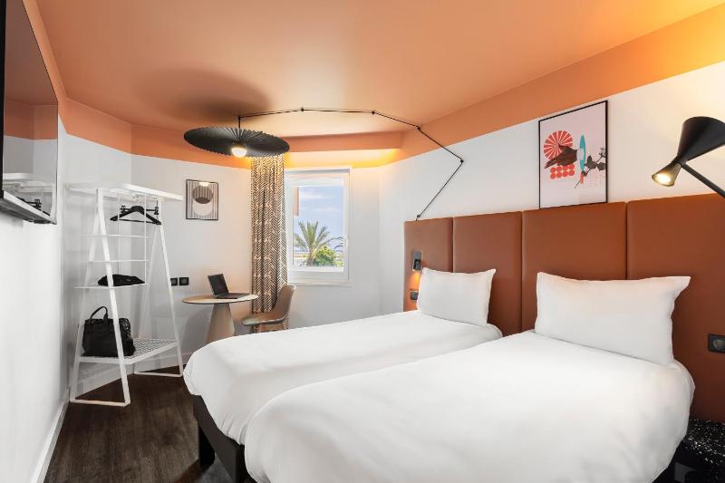 Standard Twin Room image 3