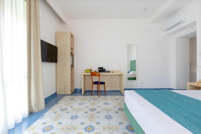 Deluxe Double or Twin Room with Balcony and City View image 1