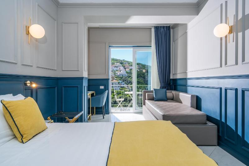 Deluxe Room with Sea View image 1