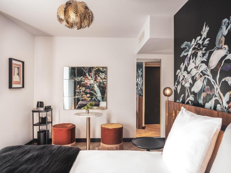 Billie Hotel - image 24