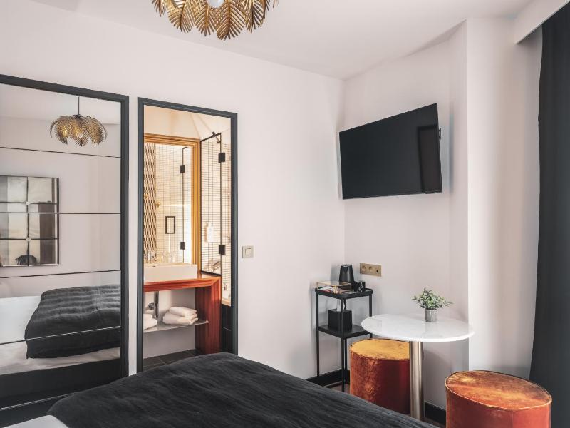Billie Hotel - image 43