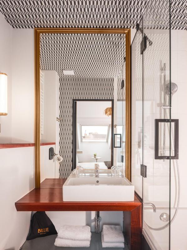 Billie Hotel - image 2