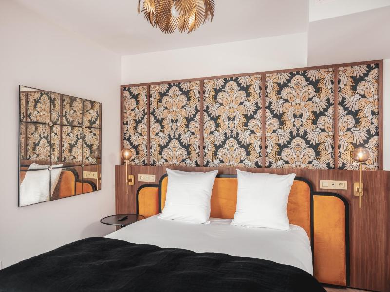 Billie Hotel - image 33