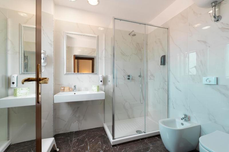 Double or Twin Room with City View image 4