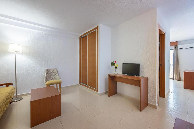 Twin Room with Sea View image 4