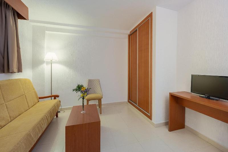 Family Room with Sea View (2 Adults + 2 Children) image 4