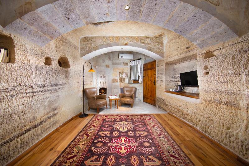 King Cave Suite image 2