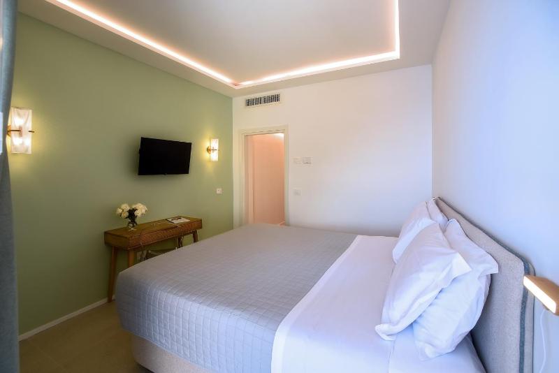 Deluxe Double Room with Sea View image 4
