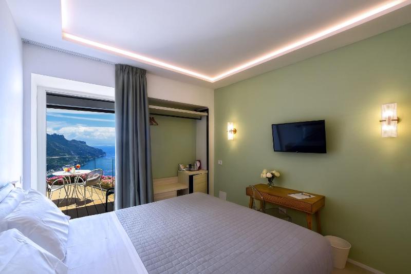Deluxe Double Room with Sea View image 2