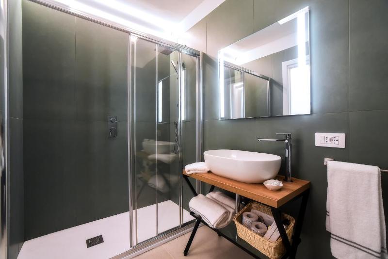 Deluxe Double Room with Sea View image 3
