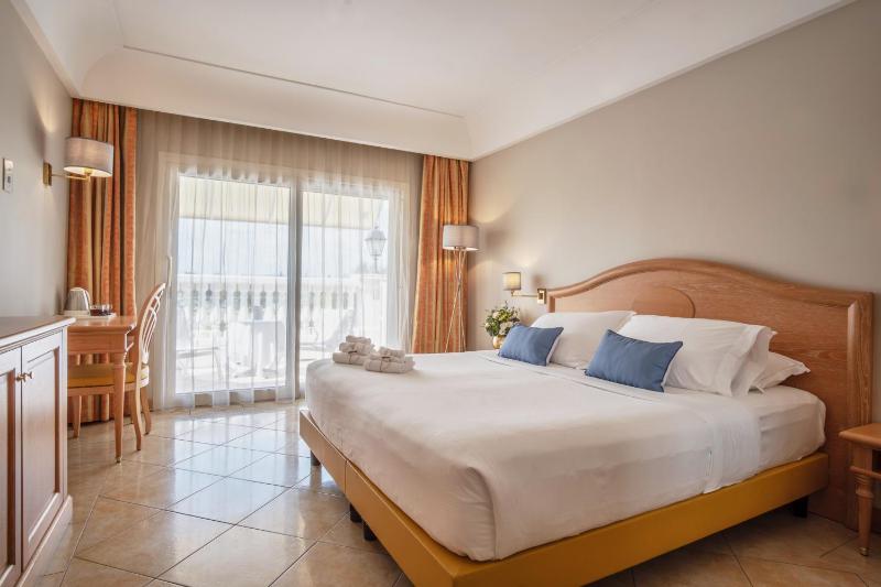 Superior Double Room with Lake View and Spa Access image 1
