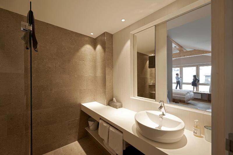 Deluxe Double Room with Balcony image 3