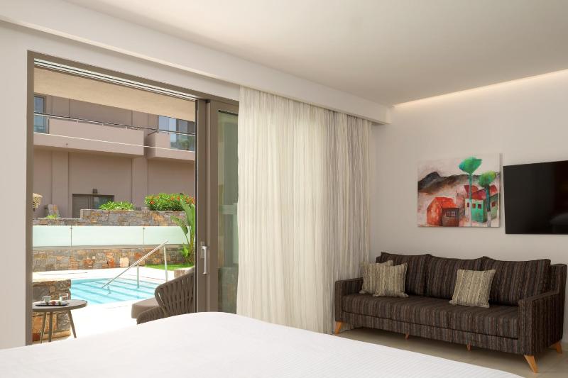 White Deluxe Swim-Up Suite image 1