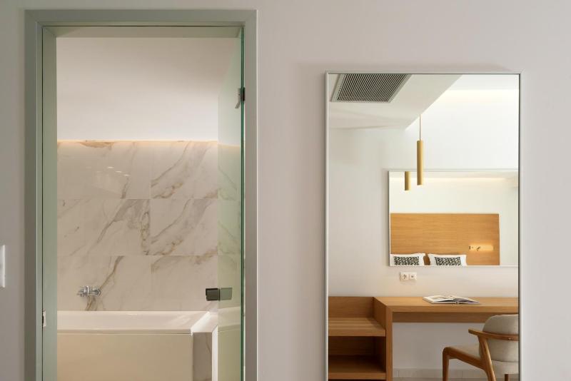 White Deluxe Swim-Up Suite image 4