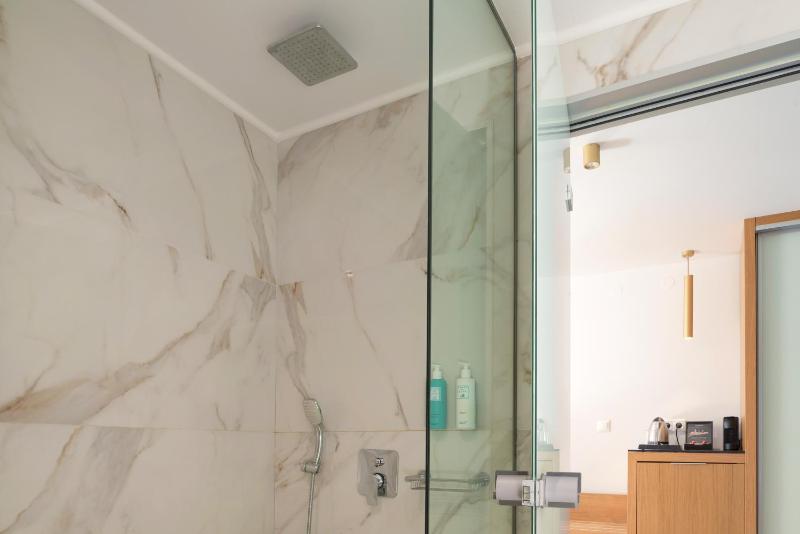 White Deluxe Swim-Up Suite image 2