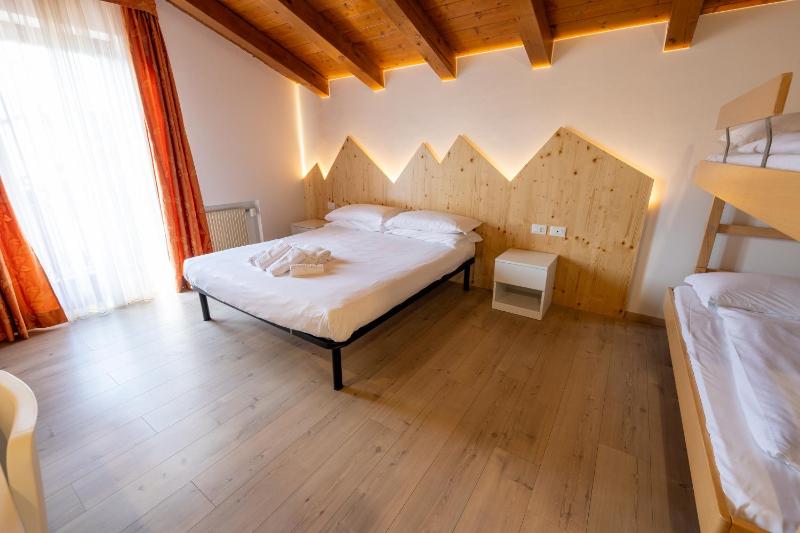 Standard Quadruple Room image 1