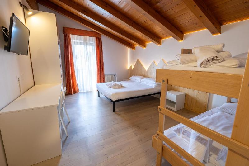 Standard Quadruple Room image 4