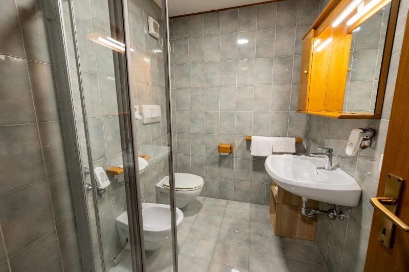 Standard Double Room image 3