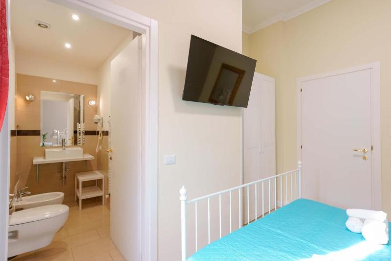 Large Double Room image 1