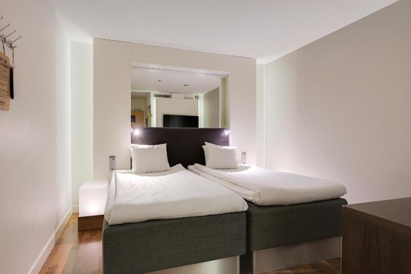 Compact Twin Room image 3