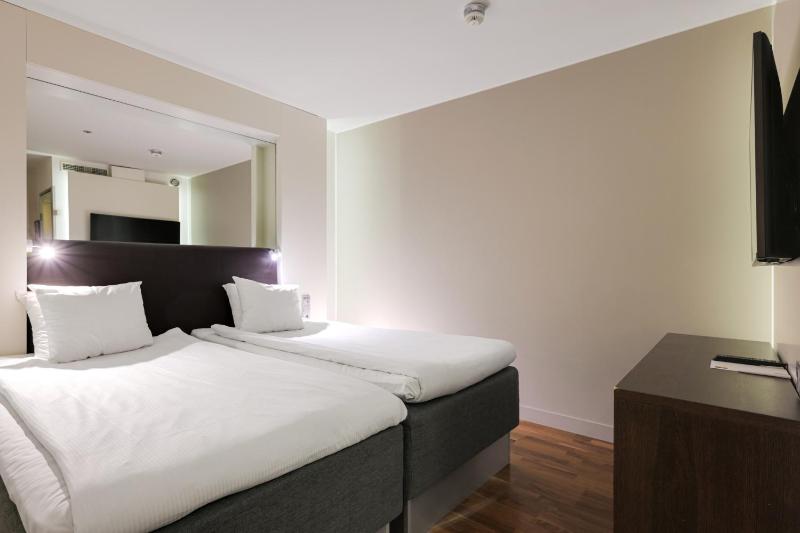 Compact Twin Room image 4