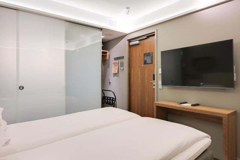 Standard Double Room image 4