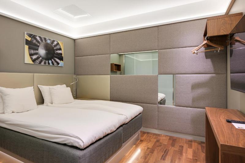 Compact Double Room image 4
