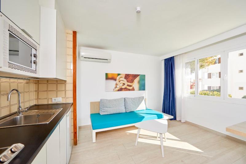 Studio Apartment image 3