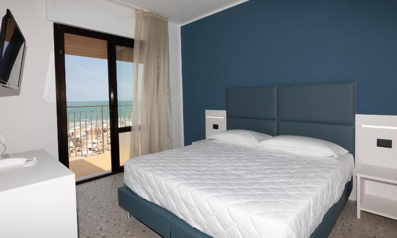 Triple Room with Sea View image 1