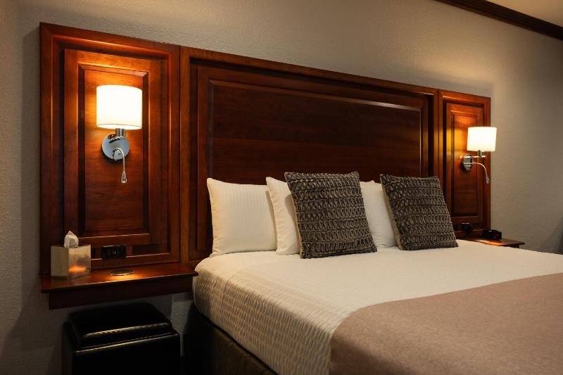 Deluxe King Room image 2