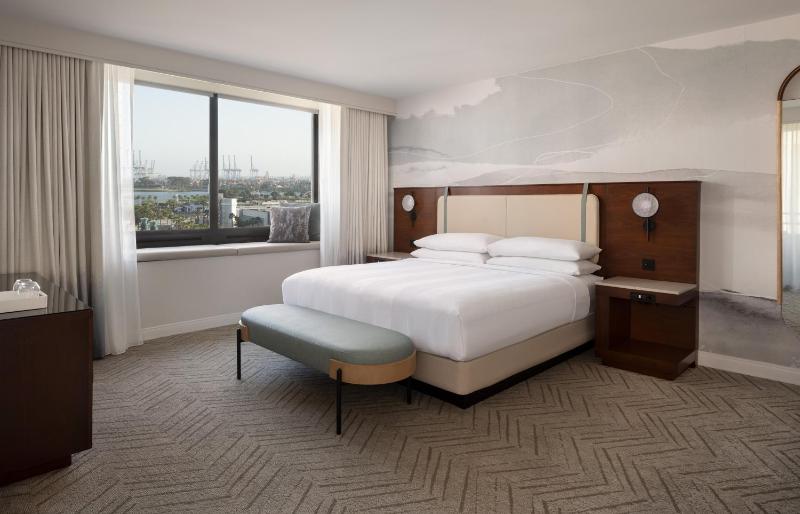 Guest room, 1 King, Harbor view, Corner room, Balcony image 1