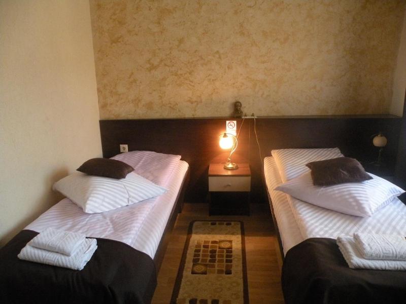 Twin Room image 2