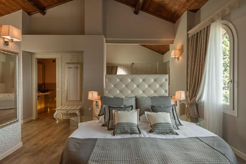 Romantic Suite with Whirlpool image 1