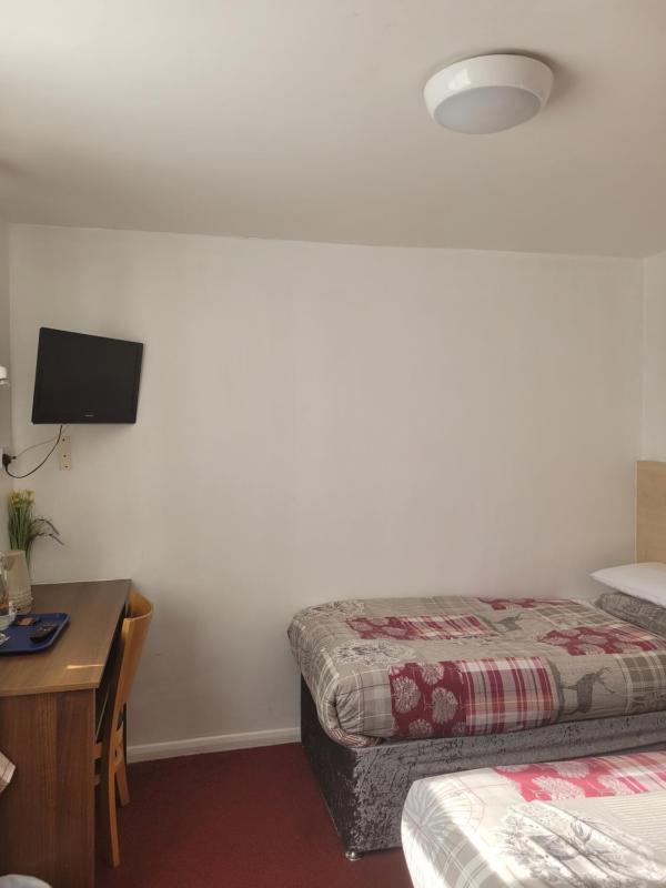 Superior Twin En-suite Room image 3